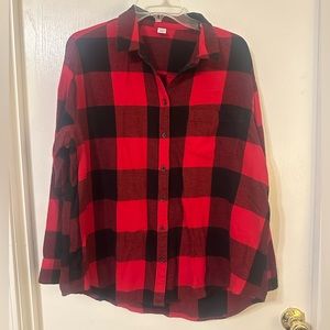 Old Navy red and black plaid flannel loose boyfriend button up shirt. Size large